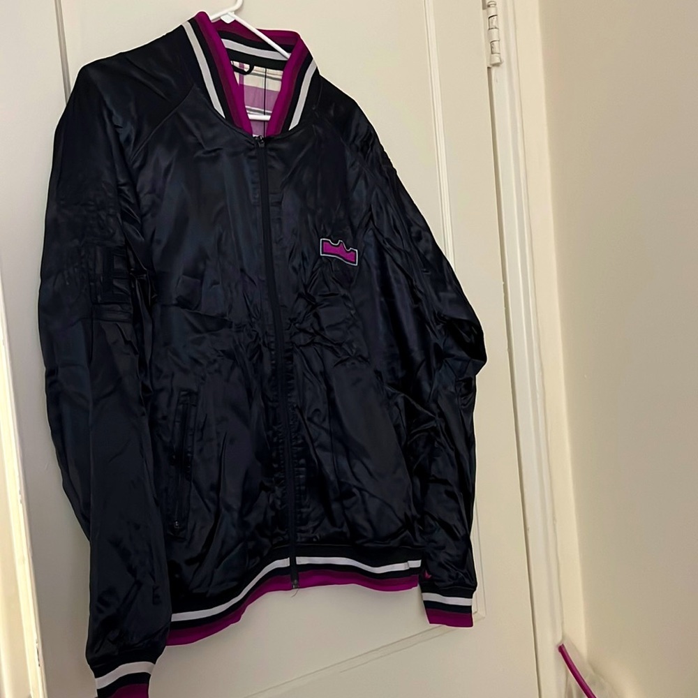 Lebron James vintage jacket size: XL